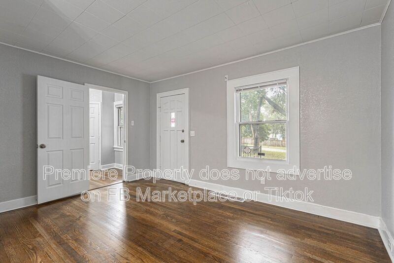 5034 N Chelsea Ave - Photo 2 of 11