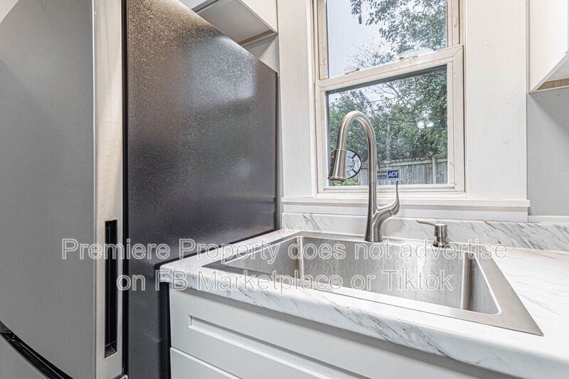 5034 N Chelsea Ave - Photo 5 of 11
