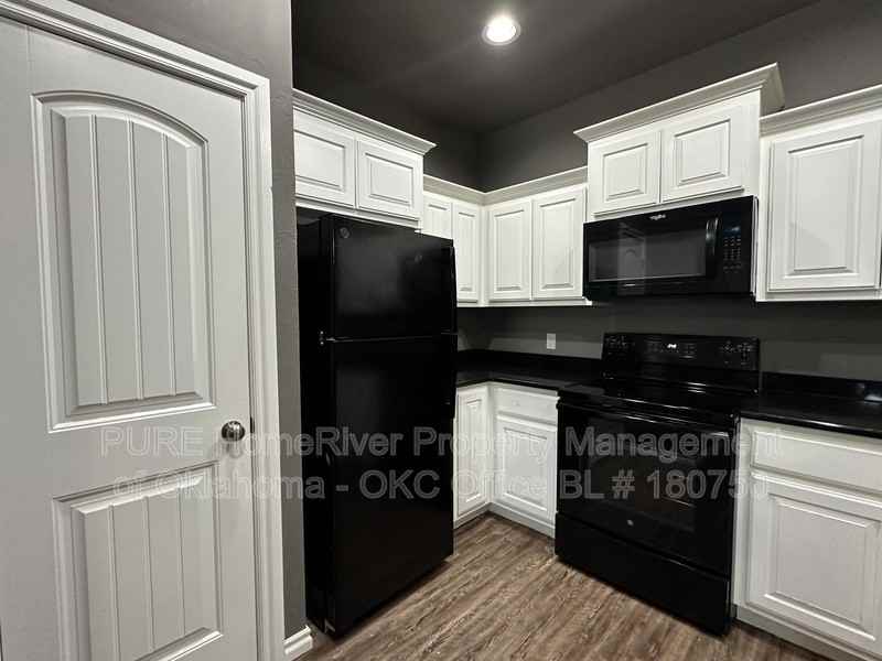 1027 Sw 92nd St - Photo 5 of 19