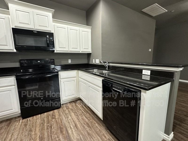 1027 Sw 92nd St - Photo 6 of 19