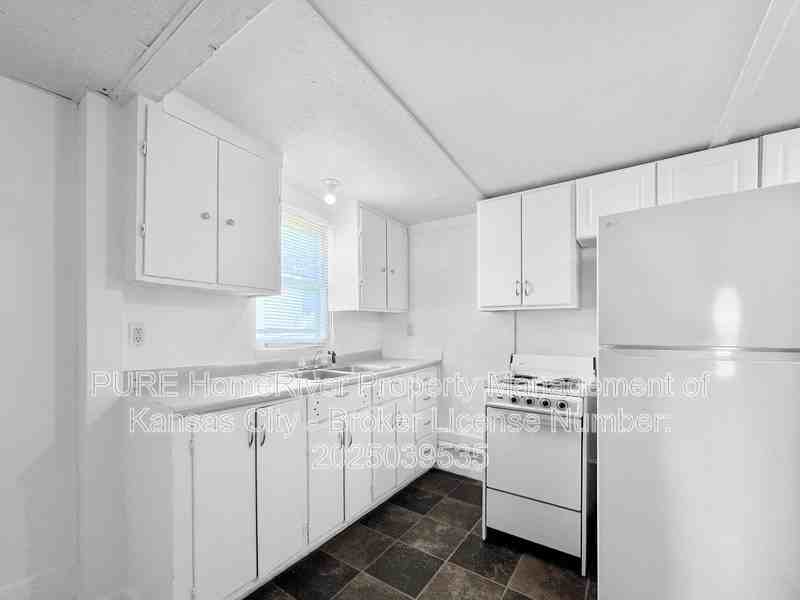 303 W 22nd St - Photo 7 of 18