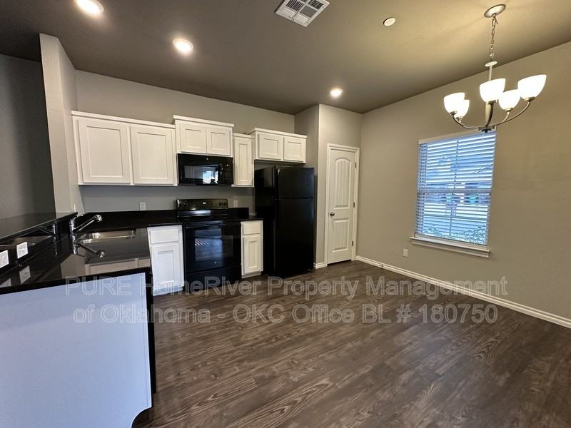 920 Sw 91st St - Photo 3 of 12
