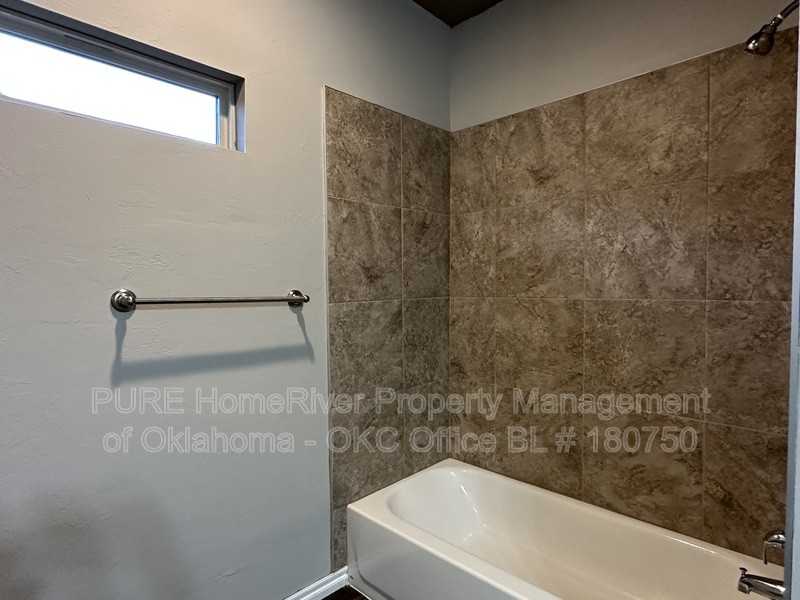 920 Sw 91st St - Photo 5 of 12