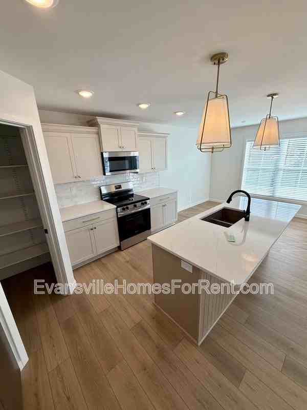 12811 Halle Dr - Photo 3 of 17