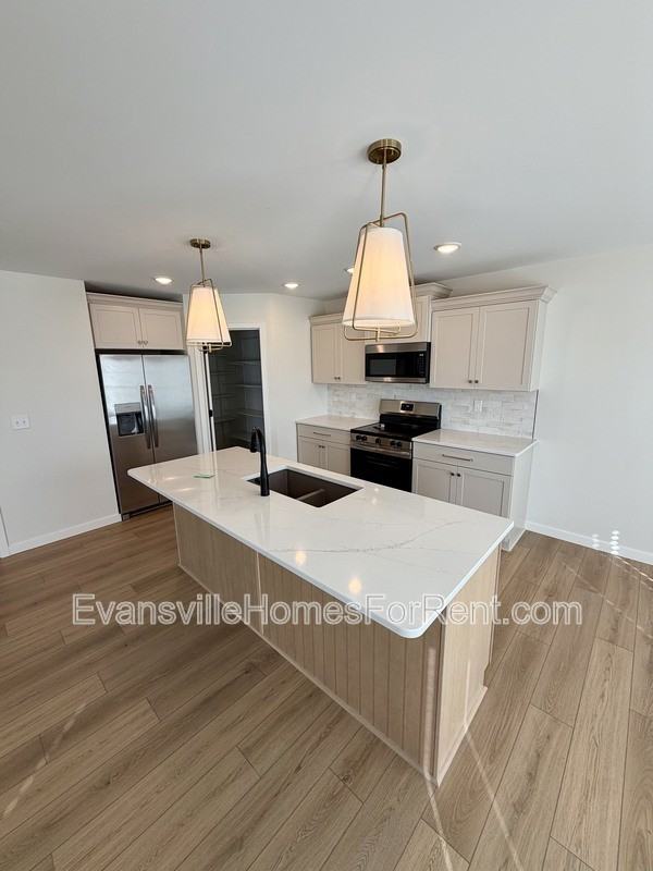 12811 Halle Dr - Photo 4 of 17