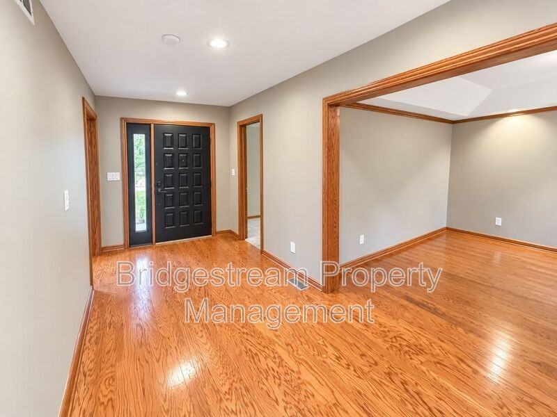 7205 Forest Brook Blvd - Photo 3 of 20