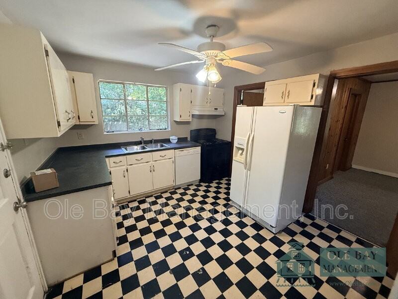 2301 E Hillwood Dr - Photo 2 of 10