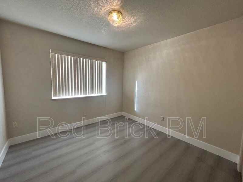 232 Olivia Ct - Photo 6 of 8