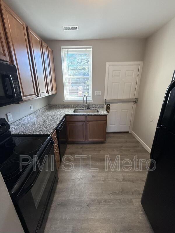 2108 S Spring Ave #3N - Photo 3 of 6