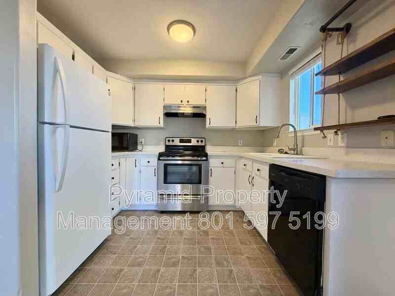 3724 S St #A - Photo 4 of 26
