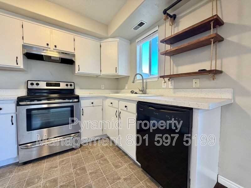 3724 S St #A - Photo 5 of 26