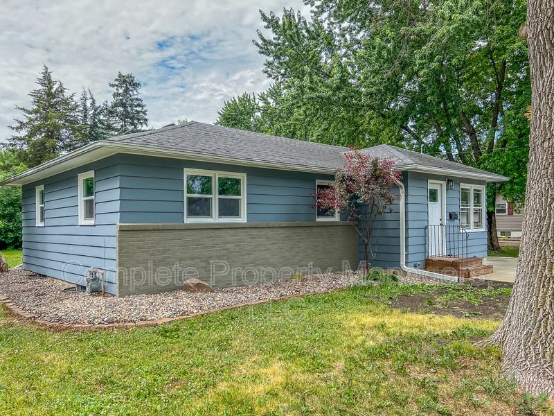 1405 W Clark St - Photo 2 of 24