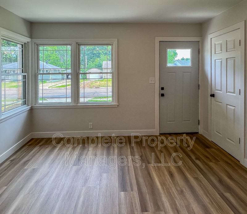1405 W Clark St - Photo 5 of 24