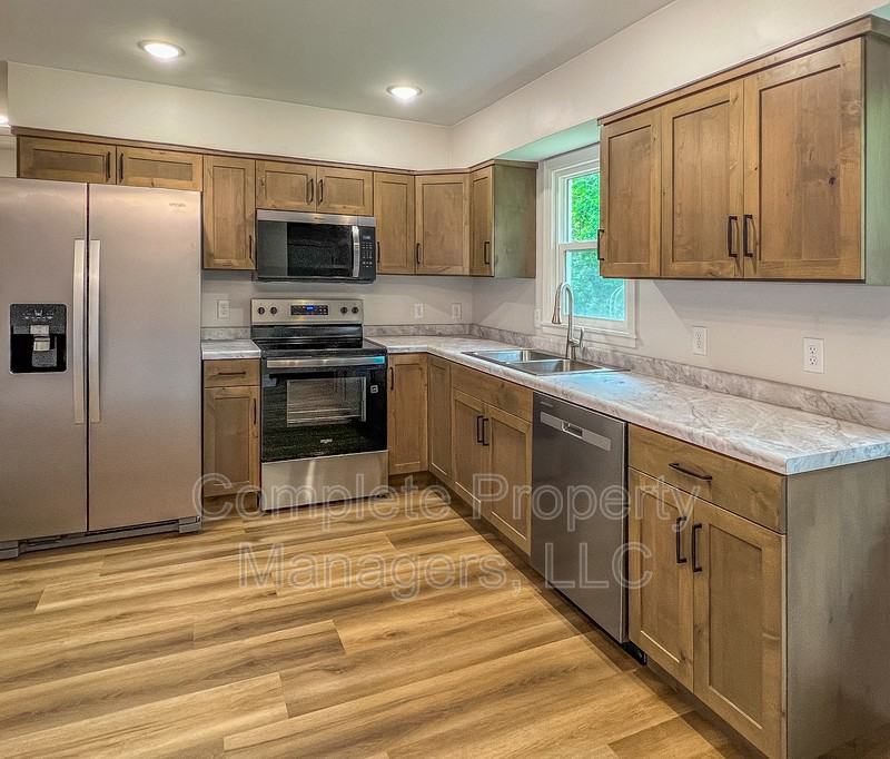 1405 W Clark St - Photo 6 of 24