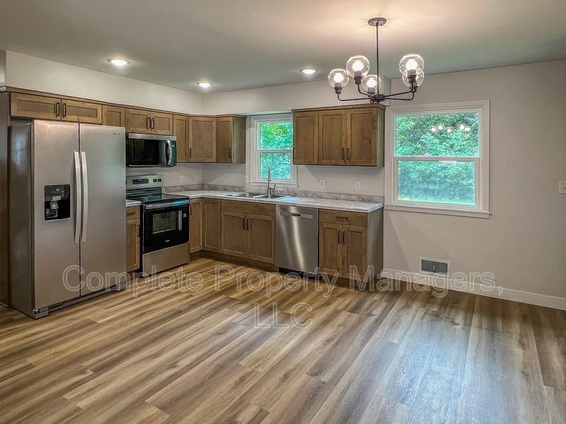 1405 W Clark St - Photo 7 of 24