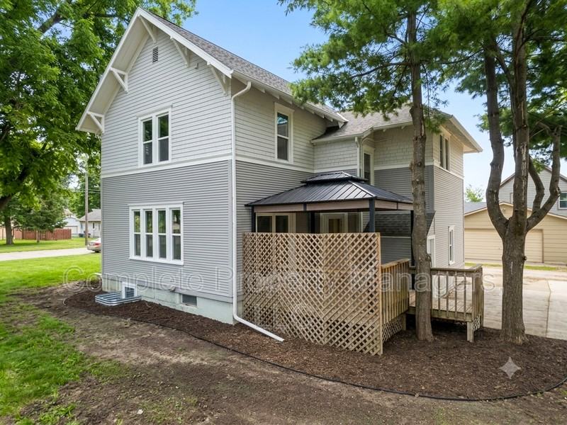 711 Clausen Ave - Photo 3 of 35