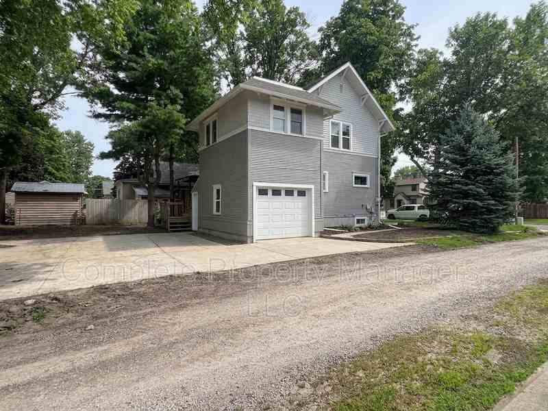 711 Clausen Ave - Photo 4 of 35