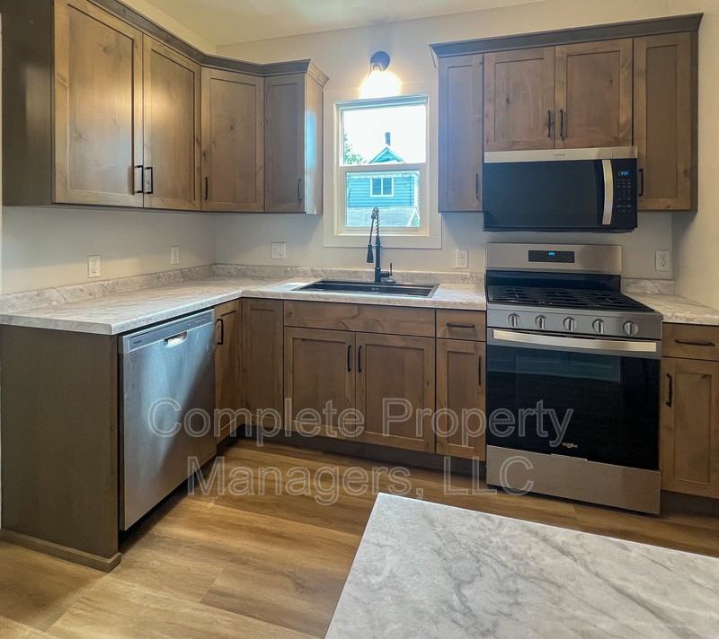 711 Clausen Ave - Photo 6 of 35
