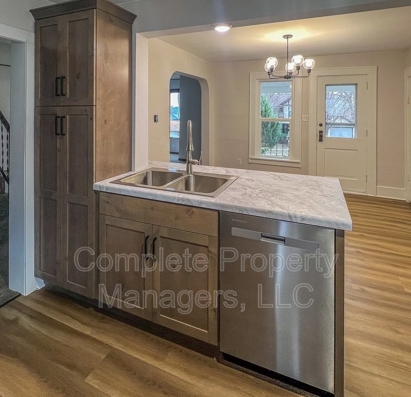 118 Franklin Ave - Photo 6 of 30
