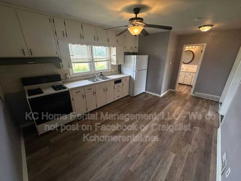 11204 Parallel Pkwy - Photo 2 of 23