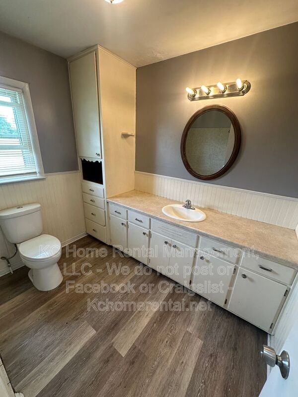 11204 Parallel Pkwy - Photo 3 of 23