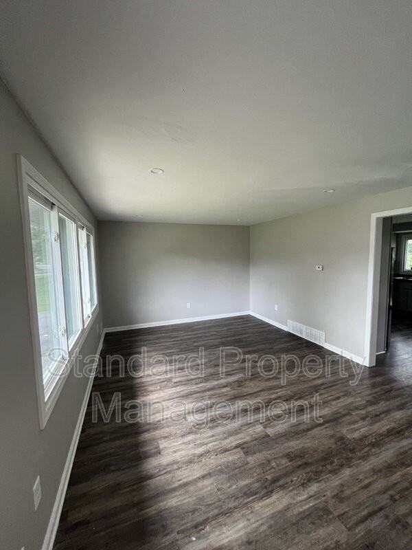 41 Capri Dr - Photo 2 of 32