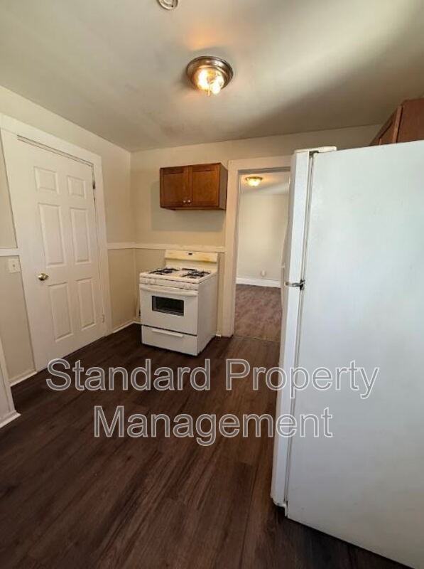 866 Dewey Ave - Photo 3 of 11