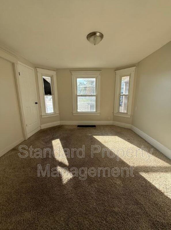 866 Dewey Ave - Photo 5 of 11