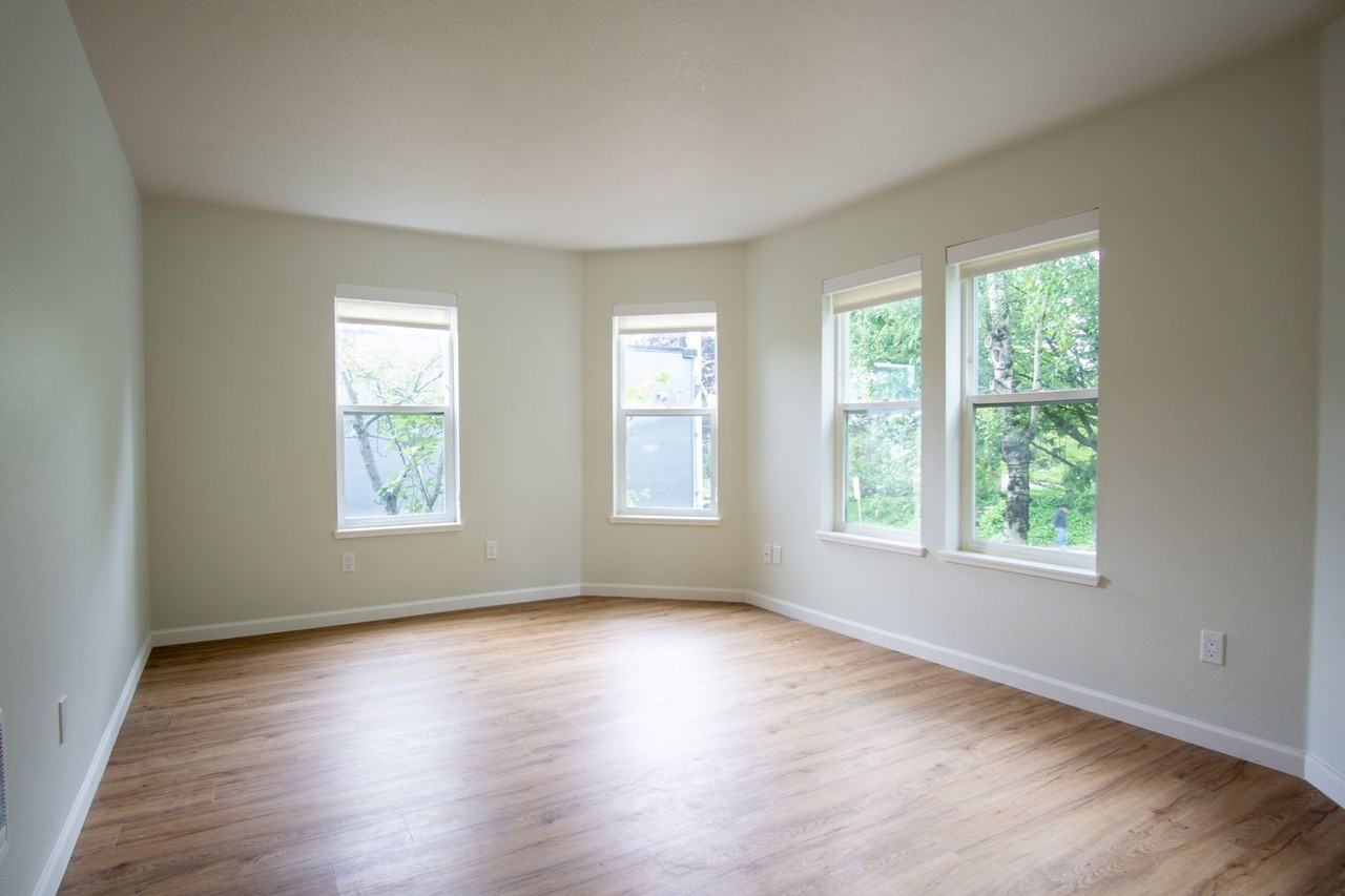 235 Sw Hooker St #03 - Photo 2 of 19