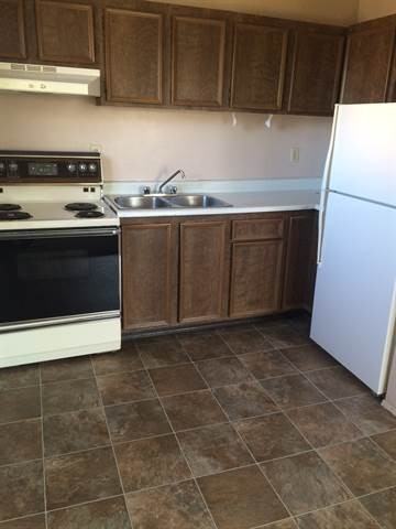 4411 46 Ave - Photo 3 of 8