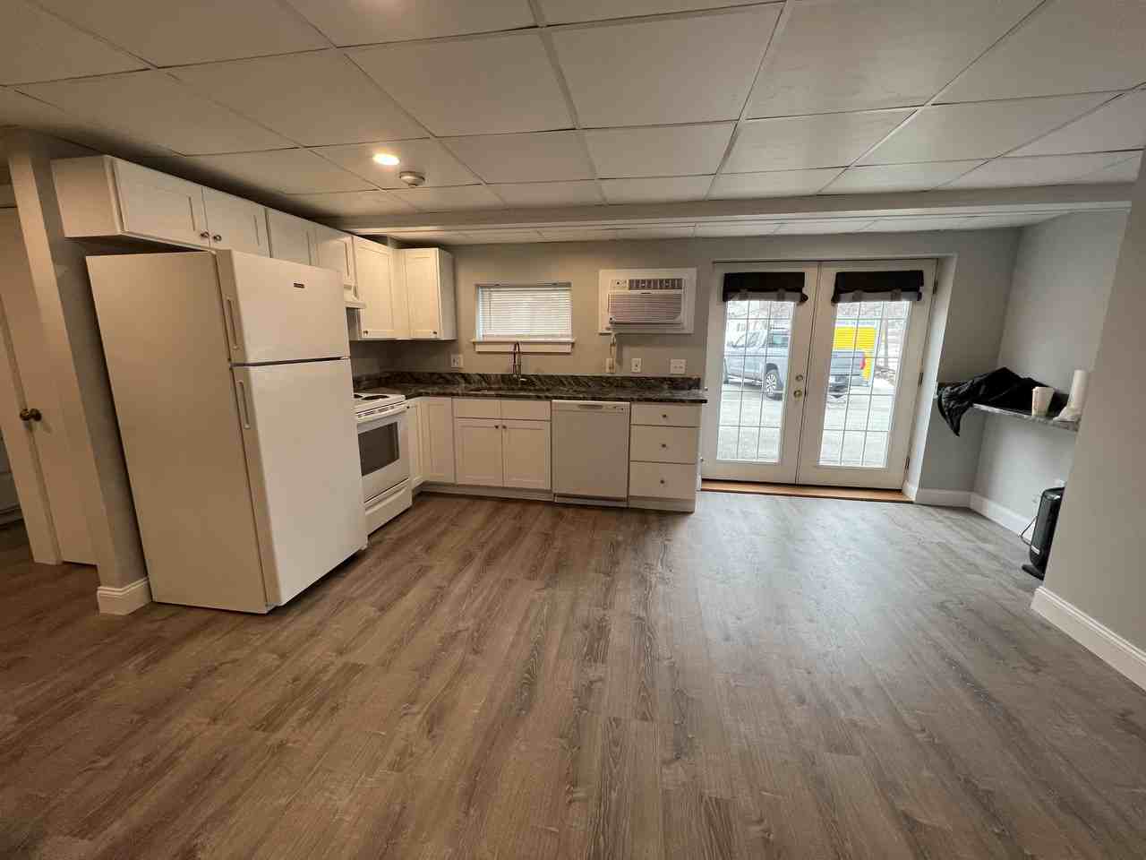 11 Lawrence Ave #R - Photo 3 of 9