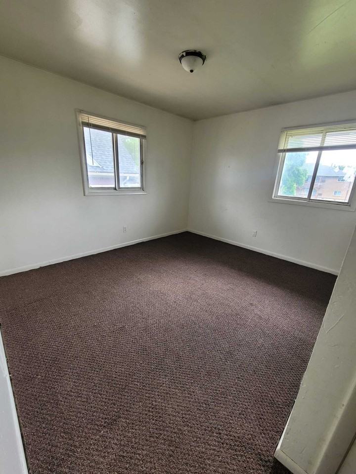 5839 North 84th Street - Photo 5 of 7