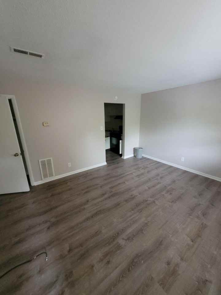 Lynnwood Arms Apartments - Photo 2 of 11