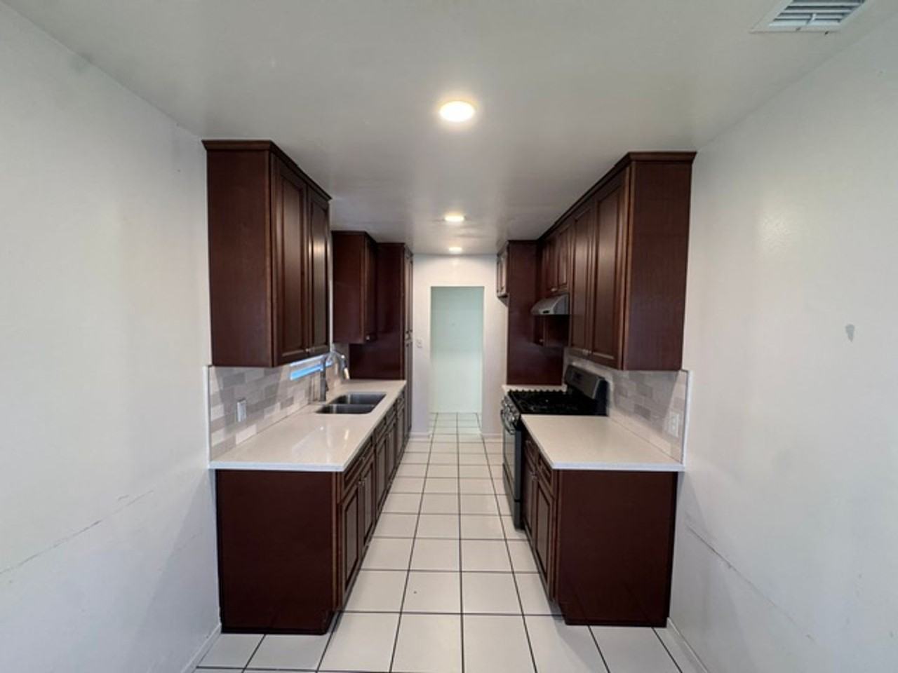498 S Vernon Ave - Photo 4 of 18