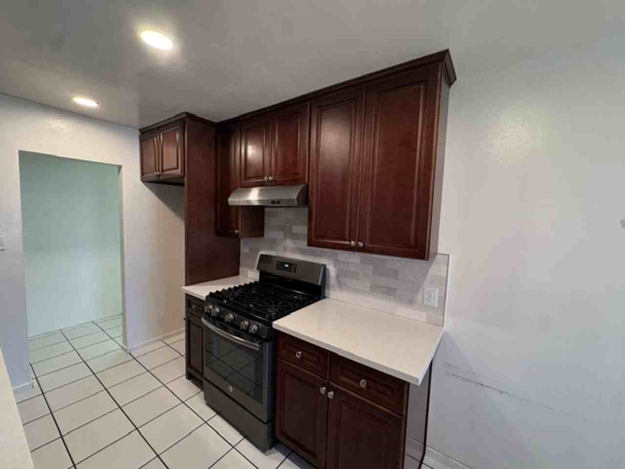 498 S Vernon Ave - Photo 5 of 18
