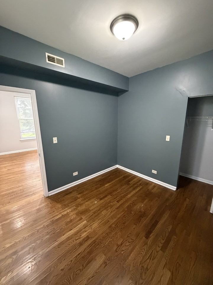 6045 South Rhodes Avenue - Photo 2 of 7