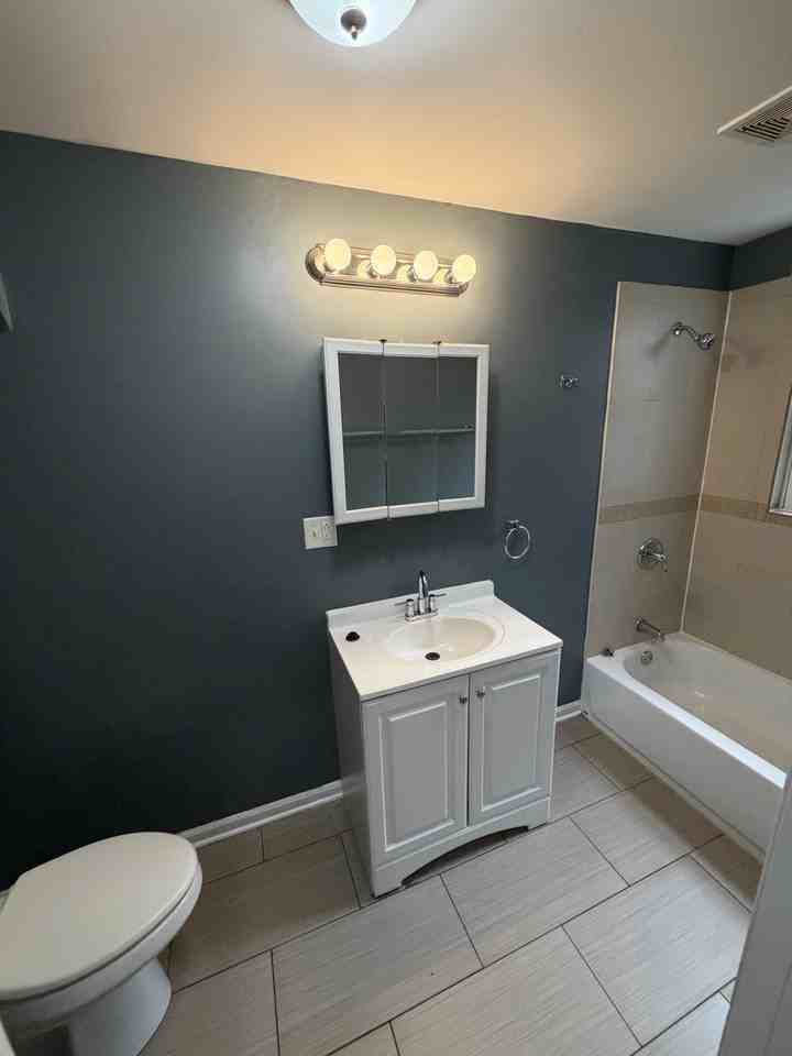 6045 South Rhodes Avenue - Photo 4 of 7