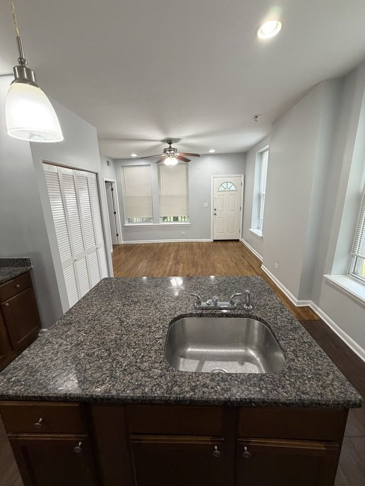 6045 South Rhodes Avenue - Photo 6 of 7