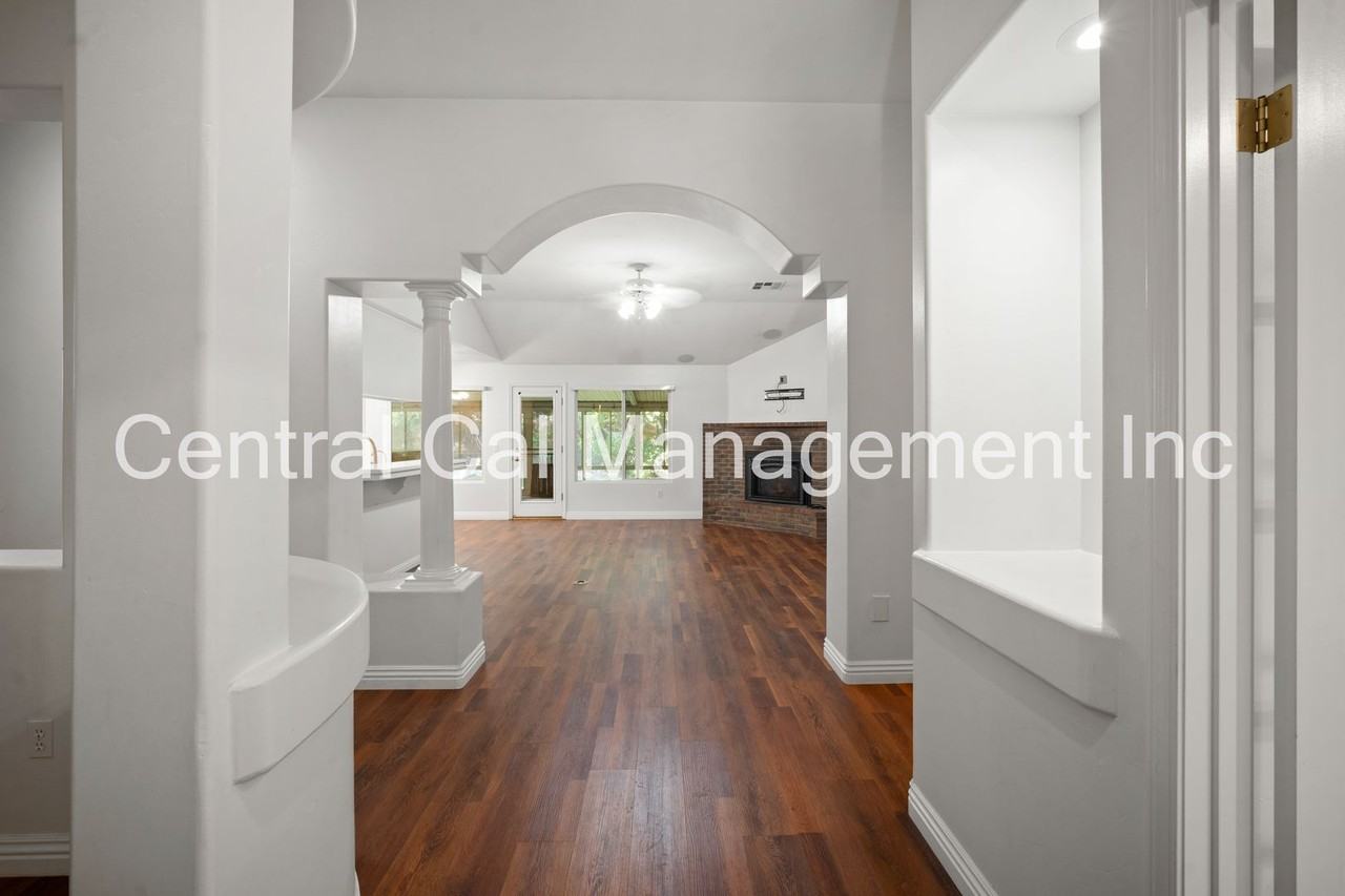 10500 Attleboro Ave - Photo 5 of 33