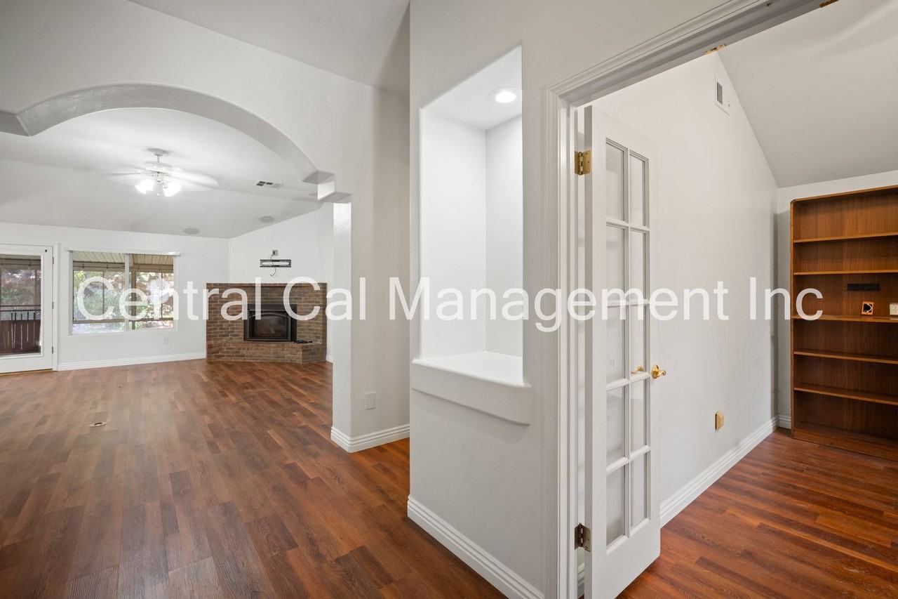 10500 Attleboro Ave - Photo 6 of 33
