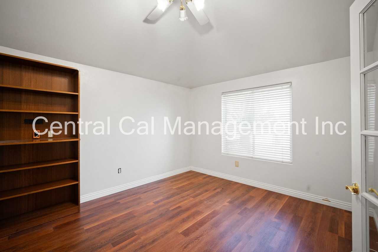 10500 Attleboro Ave - Photo 7 of 33