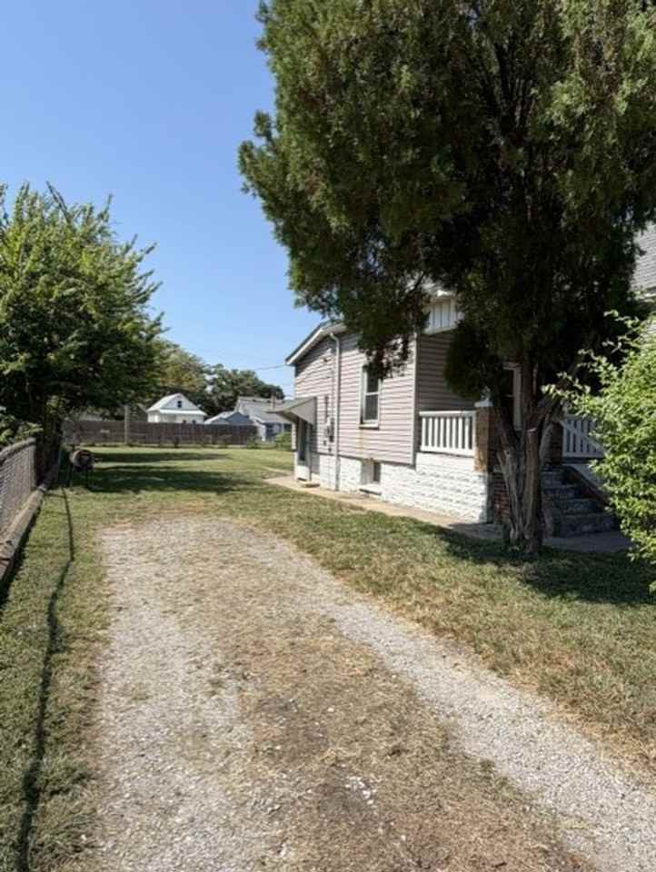 1635 Maple St - Photo 2 of 13