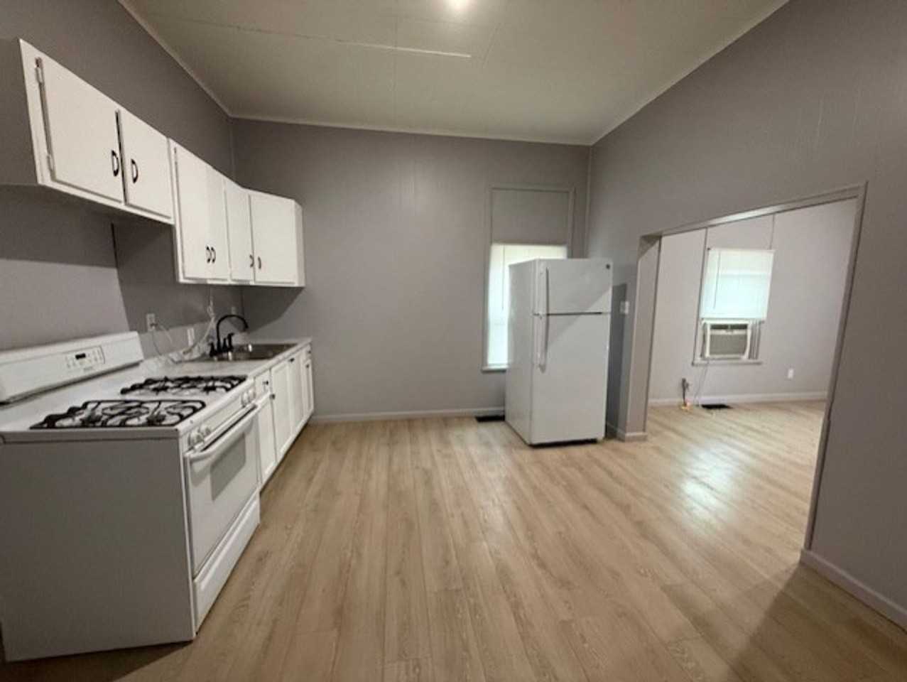 1635 Maple St - Photo 5 of 13