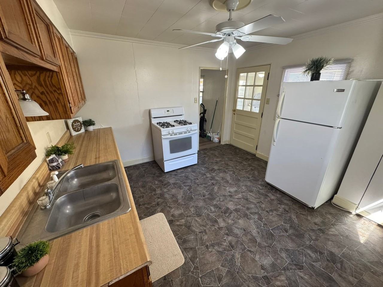 608 N Jefferson St - Photo 7 of 19