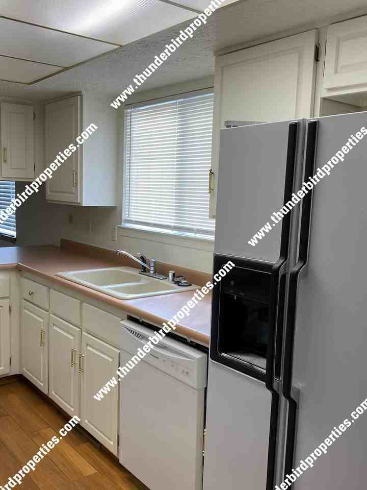 642 Lakeview Cir Se - Photo 3 of 14
