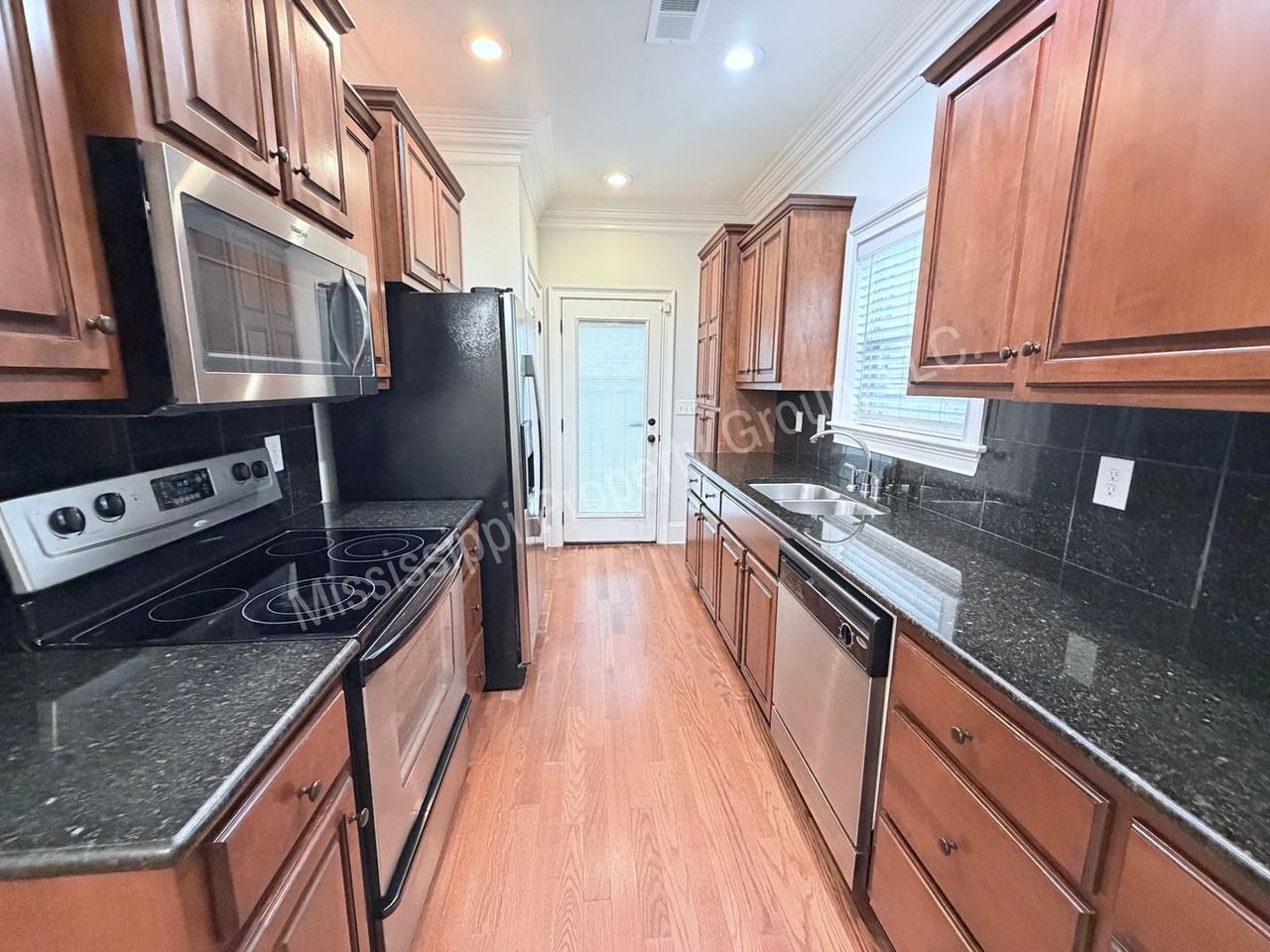 152 Falls Grove Dr - Photo 7 of 31