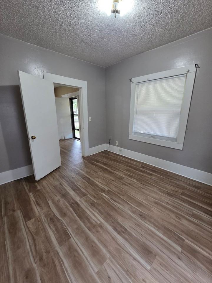 1350 S Greenwood Ave - Photo 4 of 12