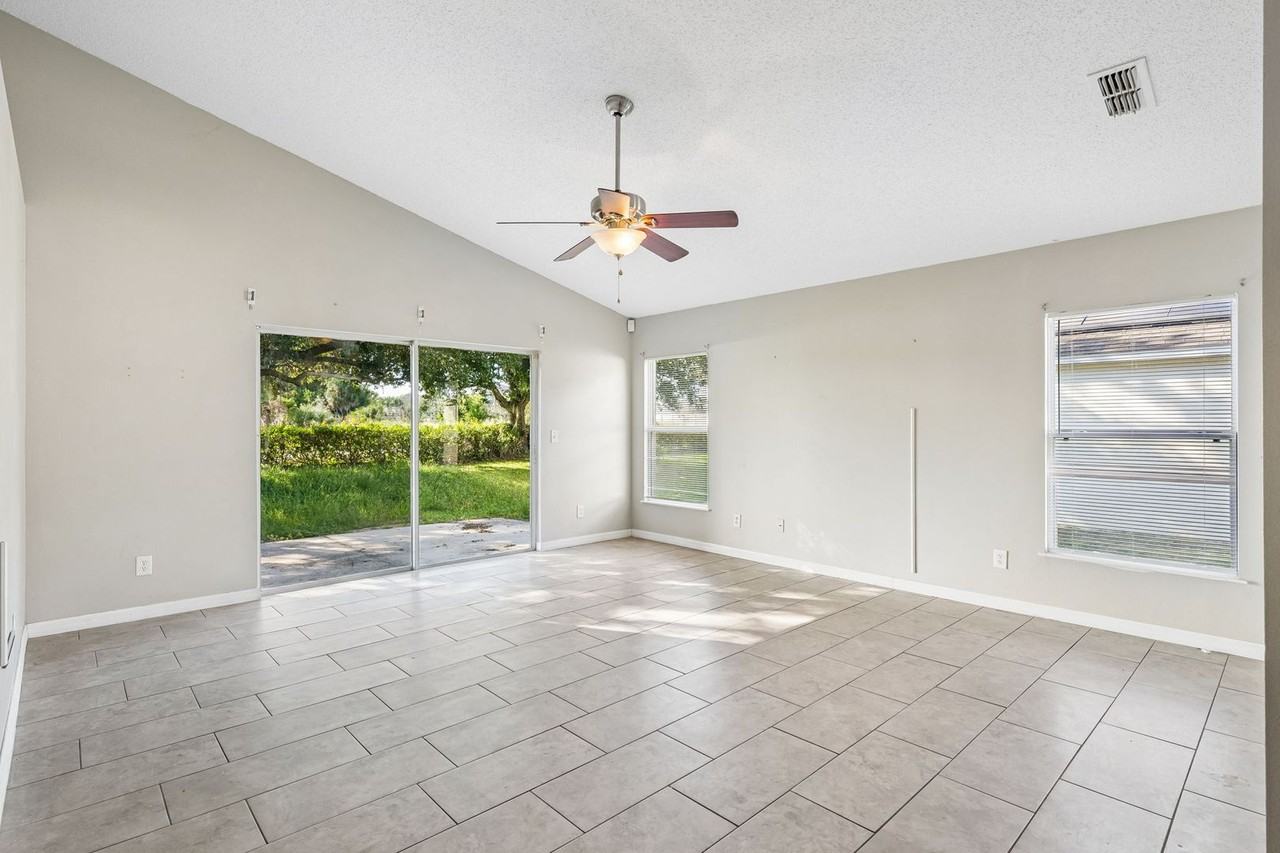 4090 Waltham Forest Dr - Photo 4 of 20