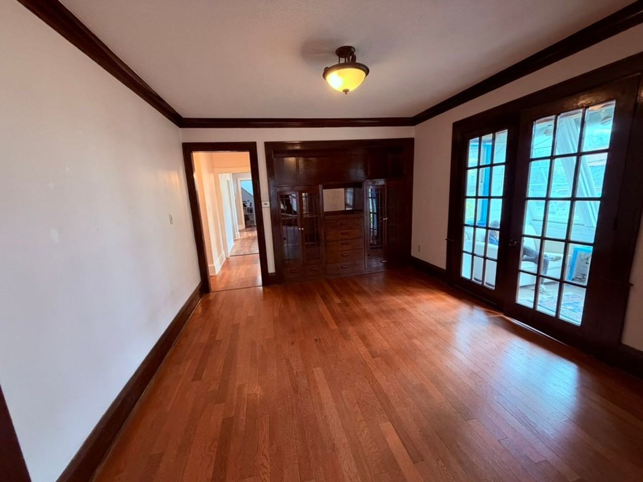 731 Marshall Ave 1st Fl - Photo 7 of 37