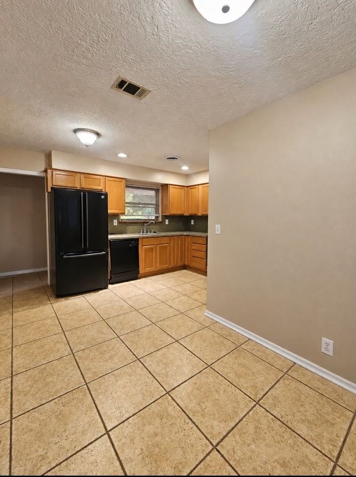 917 W Symmes St - Photo 6 of 17